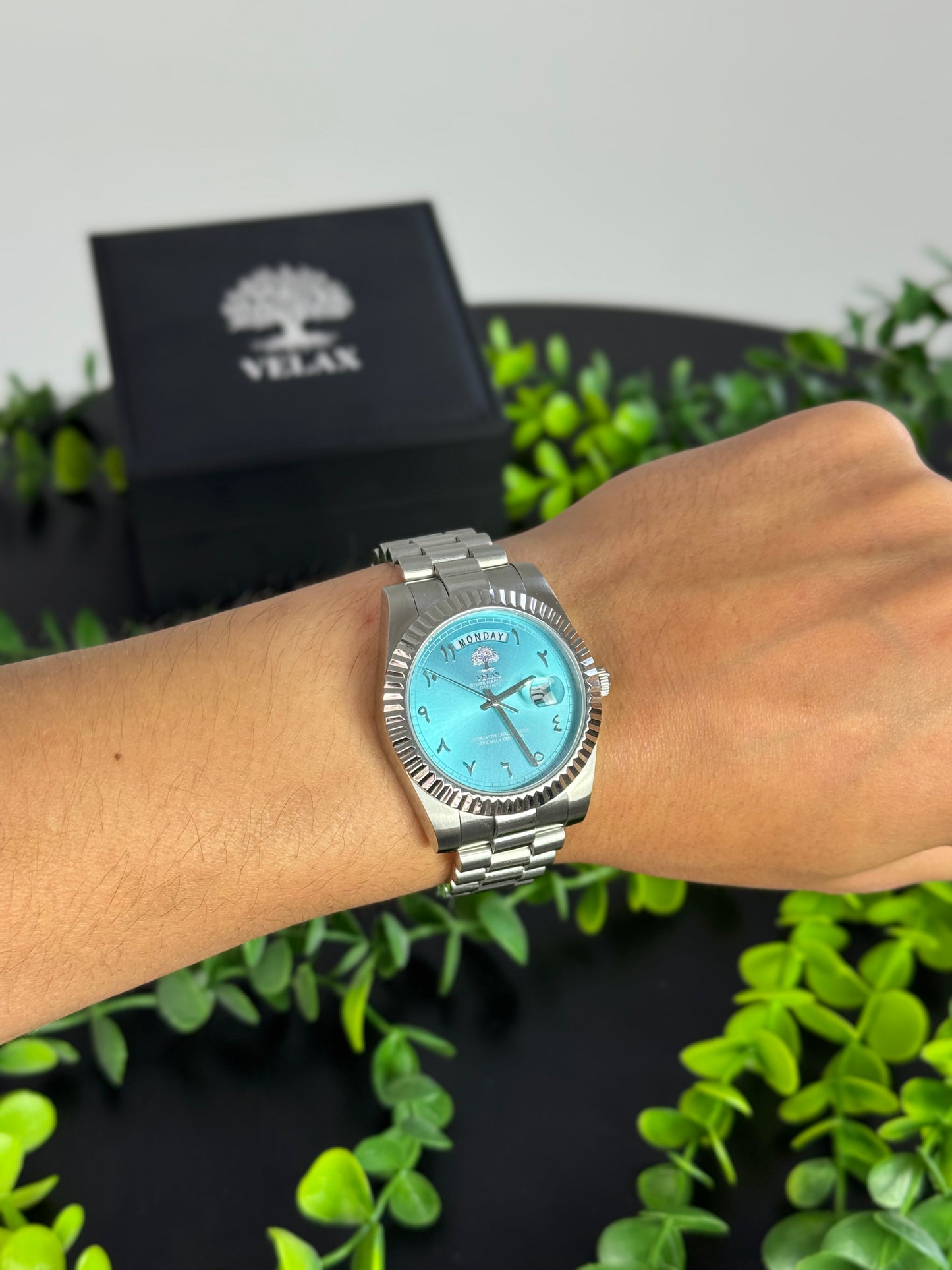Ocean Bloom – Steel & Aqua Mist